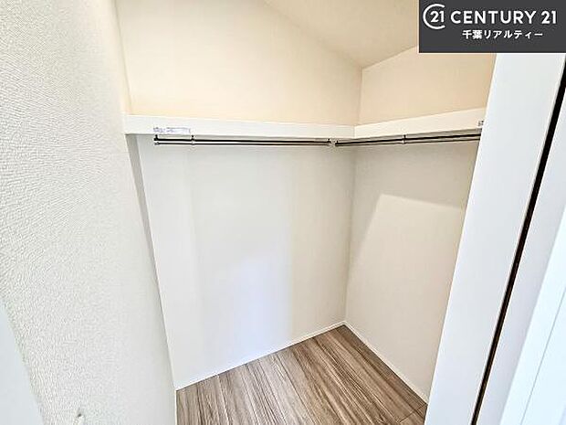 ウォークインクローゼット付きです。たくさんのお洋服などを収納しておけそうですね!他にも扇風機や加湿器など季節物の大きな家電も収納できます!