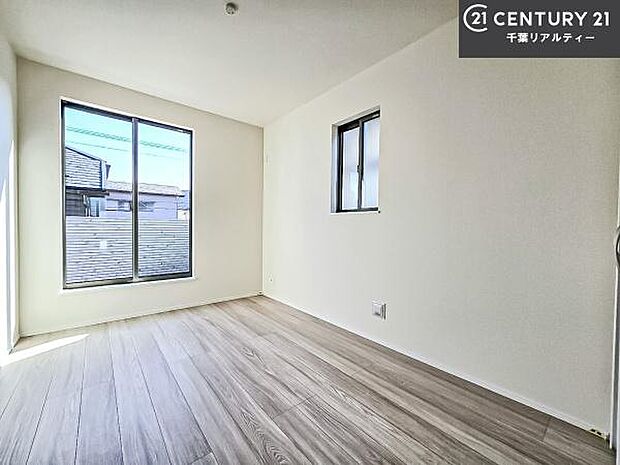 バルコニーに面している洋室です。明るく温もりがあり、換気もしっかりできます!朝起きて、外に出て背伸びをしつつ深呼吸をし良い朝を迎え入れることができます。