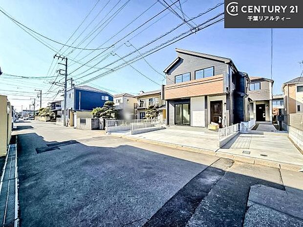 前面道路は6ｍ！陽当り良好な立地です。車庫入れが苦手な方も安心ですね。