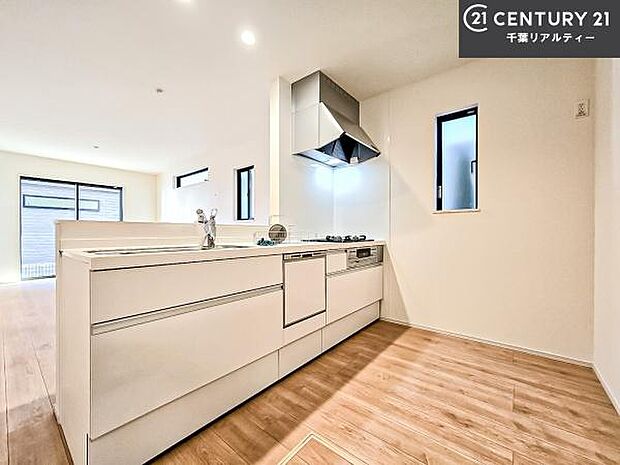 大人気の対面式システムキッチンを採用しています!ご家族のコミュニケーションが自然と増える設計です。お子様にも目が届くので嬉しいですね!広々使えて快適で作業が進みます。