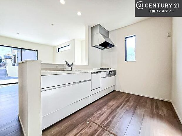 大人気の対面式システムキッチンを採用しています！ご家族のコミュニケーションが自然と増える設計です。お子様にも目が届くので嬉しいですね！広々使えて快適で作業が進みます。