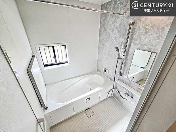 落ち着きある大人の雰囲気のバスルームは、味が出ていてバスタイムが充実！お仕事頑張っているご褒美にお好みの匂いの入浴剤を入れて、楽しんでみてはいかがでしょうか？