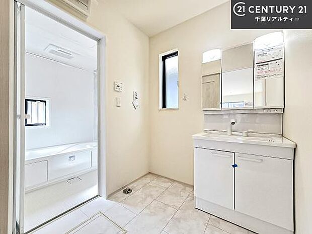 小窓付きの明るい洗面室です！湿気もすぐに入れ替えができて清潔に保つことができます！自然光が差し込むのでお化粧の仕上がりも良くなりますね！