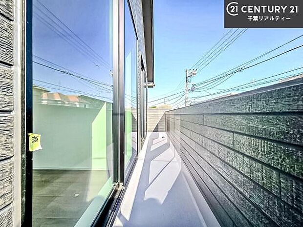 南向きの広々としたバルコニーは、たっぷりの陽光が差し込み、お洗濯物も気持ちよく乾かせます。開放感があり、心地よい時間を過ごせる空間です。