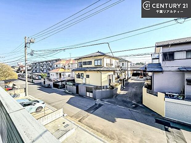 落ち着きある住宅街です！周囲には高い建物がなく、空が広く開放感があり、陽当たりを大きく遮られることもありません！気持ちの良い風が通り抜ける街並みです！