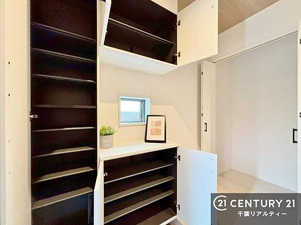 シューズインクローク・シューズボックス付きです!靴だけでなくベビーカーや折り畳み自転車、アウトドア用品もスッキリと片付けられます!