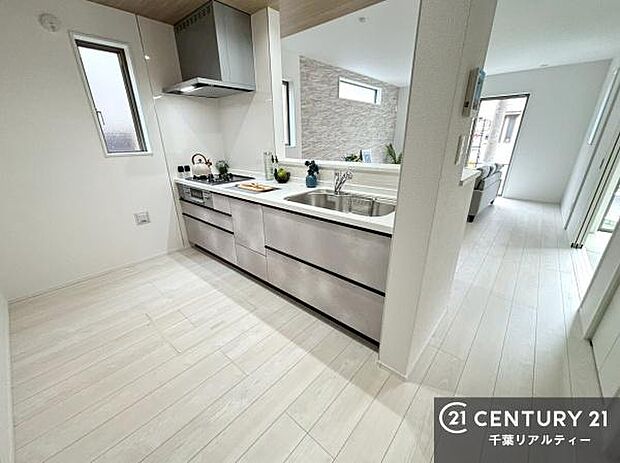 ゆとりある調理スペースで作業がしやすい快適なキッチンです!お子様と一緒にお菓子造りも楽しめる広々スペースです。楽しい調理時間になりそうですね!