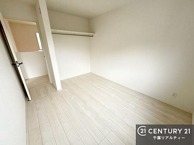 掃き出し窓がないお部屋は、お子様のお部屋としても安心です!収納スペースも充実しているので散らかったお部屋をサッと片付けられます!