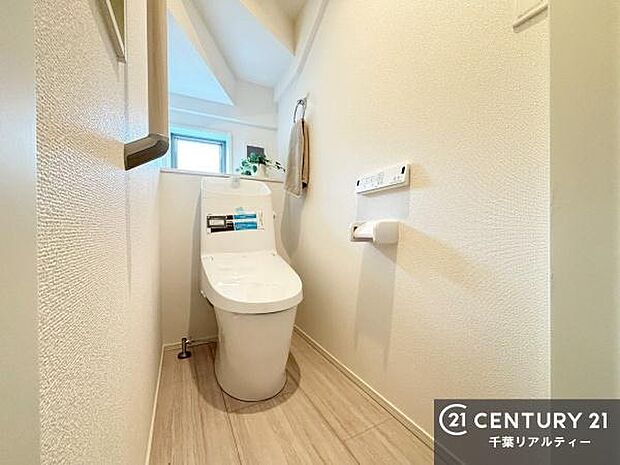 1・2階にトイレがございます!朝の忙しい時間帯も待たずにすみそうですね。白を基調とした清潔感のあるトイレでお手入れがしやすいです!