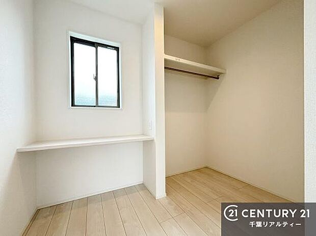 ウォークインクローゼット付きです。たくさんのお洋服などを収納しておけそうですね!他にも扇風機や加湿器など季節物の大きな家電も収納できます!