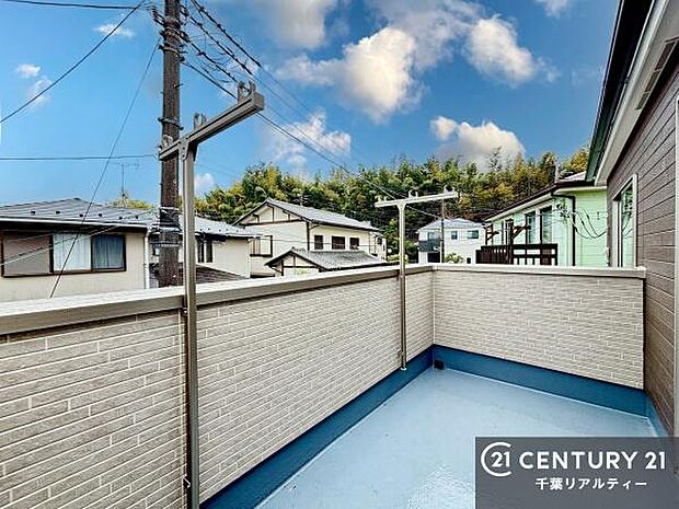 洗濯やくつろぎスペースの使い分けができて便利なバルコニー!晴れた日には青い空を見渡せる開放的な時間を楽しめます。