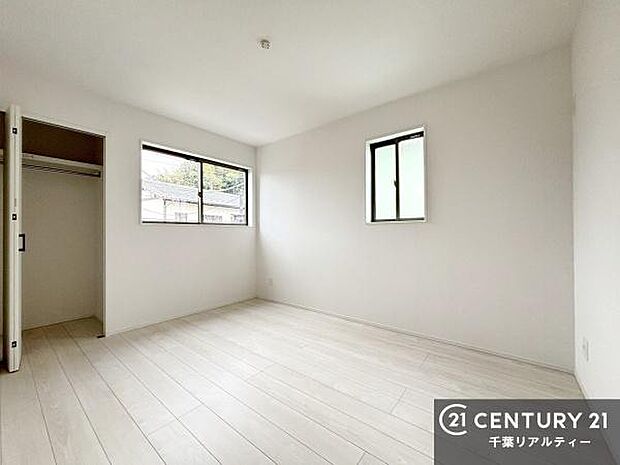 2面採光を確保した明るい室内は、風通しも良く、明るく大変居心地の良い空間となっております。リラックスして過ごせる心地の良いお部屋です!