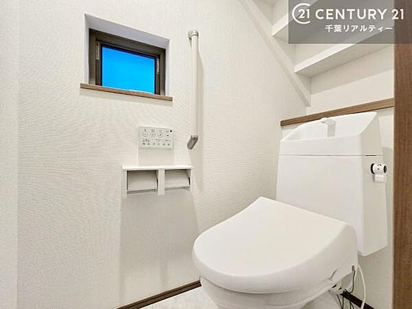 温水洗浄便座につき、冬場は便座が暖かくできるので冷たい便座に座らずに済む嬉しい仕様です！
