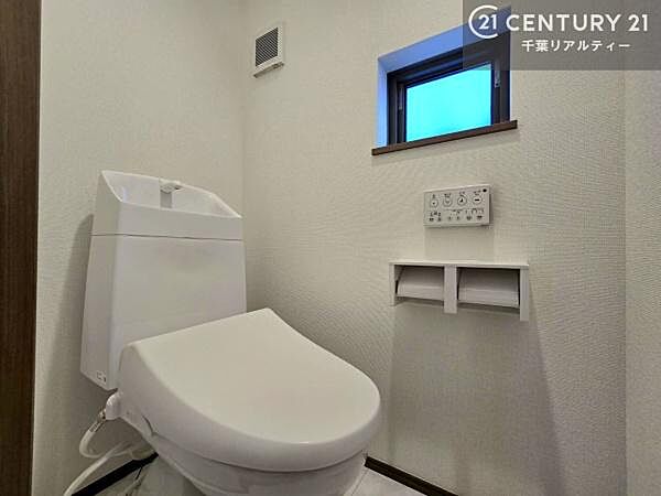 1・2階にトイレがございます！朝の忙しい時間帯も待たずにすみそうですね。白を基調とした清潔感のあるトイレでお手入れがしやすいです！