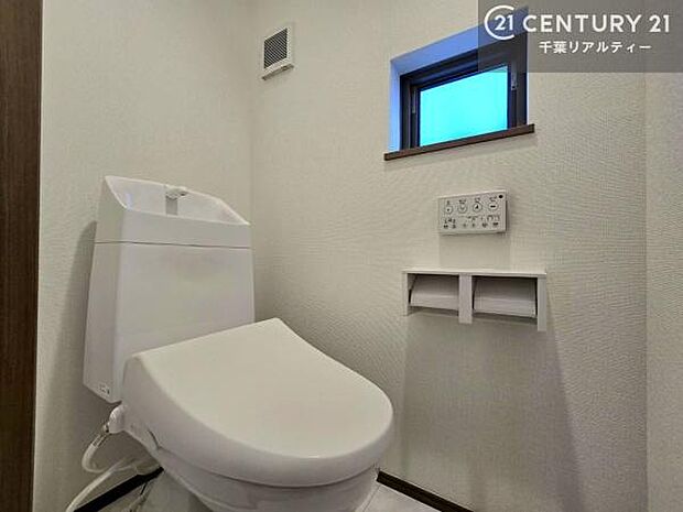 1・2階にトイレがございます!朝の忙しい時間帯も待たずにすみそうですね。白を基調とした清潔感のあるトイレでお手入れがしやすいです!