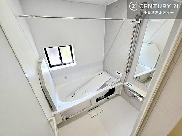 落ち着きある大人の雰囲気のバスルームは、味が出ていてバスタイムが充実！お仕事頑張っているご褒美にお好みの香りの入浴剤を入れて、楽しんでみてはいかがでしょうか？