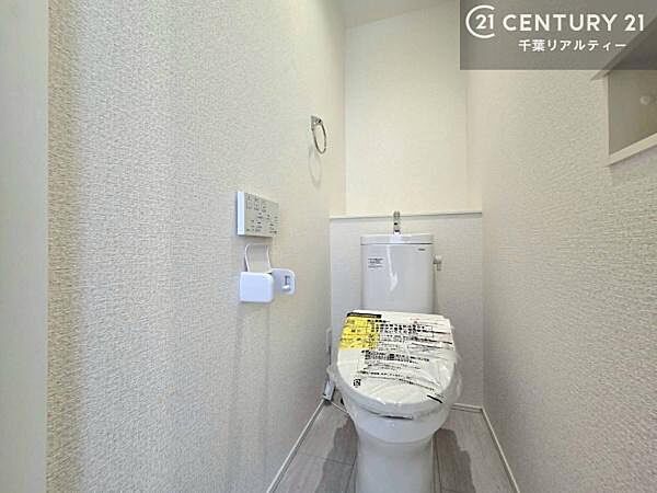 温水洗浄便座のリモコン付きで、毎日快適に使えるトイレ空間。収納棚付きで、生活感を抑えながらスッキリと整理整頓できます。