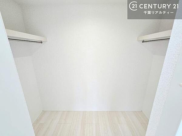 ウォークインクローゼット付きです。たくさんのお洋服などを収納しておけそうですね！他にも扇風機や加湿器など季節物の大きな家電も収納できます！