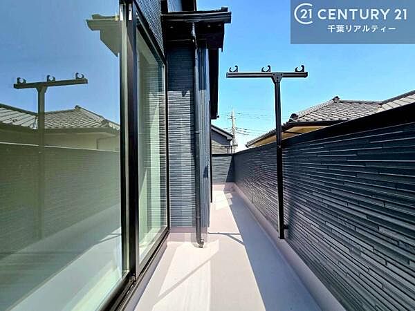 広々としているバルコニーです！お洗濯物を干すのはもちろん風に当たりながらくつろぎタイムが送れます！