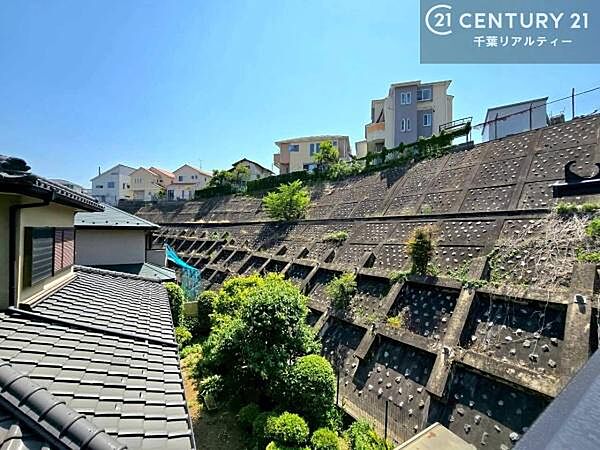 落ち着きある住宅街です！周囲には高い建物がなく、空が広く開放感があり、陽当たりを大きく遮られることもありません！気持ちの良い風が通り抜ける街並みです！
