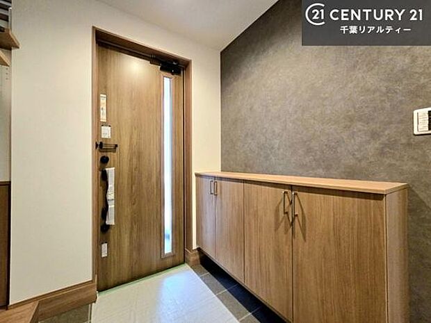 シューズボックス付き。玄関が片付きお掃除がしやすいです!スッキリした玄関で戸を開けた瞬間、清潔感のある心地いい空間が出迎えてくれます。