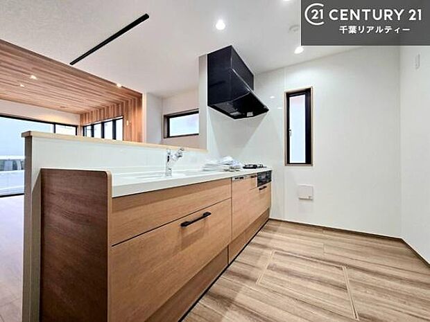 大人気の対面式システムキッチンを採用しています!ご家族のコミュニケーションが自然と増える設計です。お子様にも目が届くので嬉しいですね!広々使えて快適で作業が進みます。