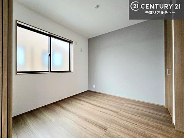 明るく温もりがあり、換気もしっかりできます!朝起きて、背伸びをしつつ深呼吸をし良い朝を迎え入れることが出来そうですね!