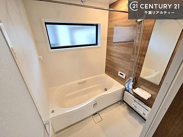 広々バスで一日の疲れをリフレッシュ。足が伸ばせるので、浴槽にもゆったりと浸かれますね!毎日のバスタイムが楽しみになります。