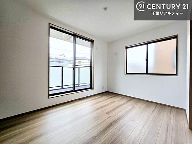 バルコニーに面している洋室です。明るく温もりがあり、換気もしっかりできます!