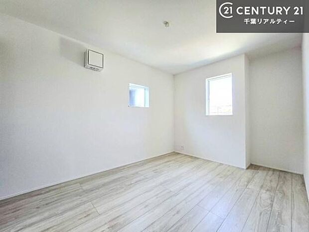 優しい光が差し込む洋室は、朝の目覚めも気持ちが良さそうですね。おうち時間もゆったりと過ごすことができます。優しい色合いのフローリングがどんな家具にもマッチします！