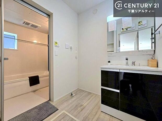 三面鏡仕様の洗面所は、身だしなみがしやすい造り！裏は収納になっています。ドライヤーやお化粧道具を片付けられるので洗面台周りをスッキリと見せることが出来ます！