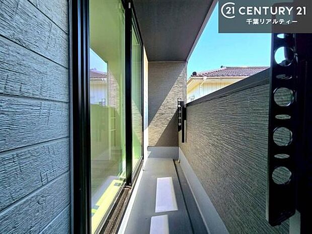 陽当たりの良いバルコニーで、お洗濯物もよく乾きそうですね！お天気の良い日にはバルコニーへ出てリフレッシュするのも気持ちよさそうです。