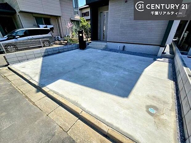 駐車スペースは2台分あります！セカンドカーはもちろん、バイクや自転車なども置き場所に困りません。