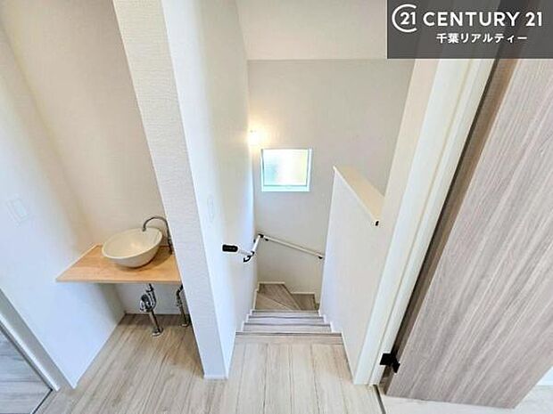 階段は明るく手摺りもついています！お子様やご年配の方も安心してご利用頂けますね！