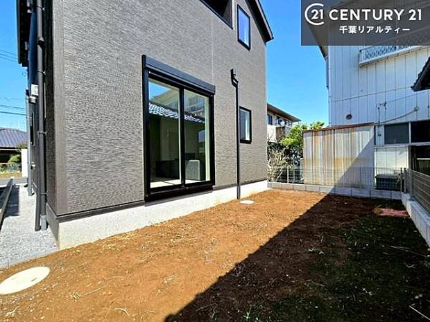 陽当たり良好なお庭です！お子様の遊び場としても利用できます！