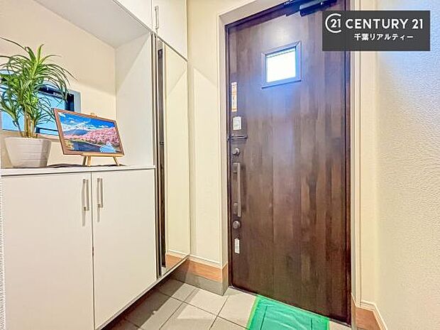 シューズボックス付き。玄関が片付きお掃除がしやすいです!スッキリした玄関で戸を開けた瞬間、清潔感のある心地いい空間が出迎えてくれます。