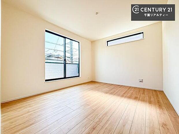 バルコニーへ面した洋室なので天気のいい日はバルコニーへ出てリフレッシュするのもいいですね!充実したプライベートタイムが送れる洋室!陽当たり、風通し良好です。