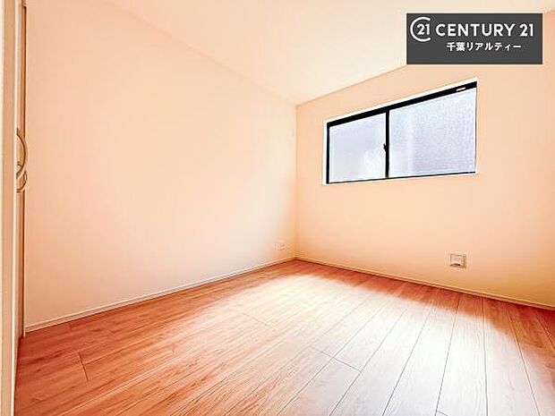 優しい光が差し込む洋室は、朝の目覚めも気持ちが良さそうですね。おうち時間もゆったりと過ごすことができます。