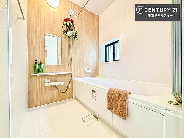 落ち着きある大人の雰囲気のバスルームは、味が出ていてバスタイムが充実!お仕事頑張っているご褒美にお好みの匂いの入浴剤を入れて、楽しんでみてはいかがでしょうか?