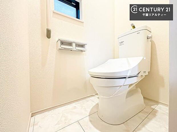 清潔感のある色味のお手洗いです!さわやかでスッキリする空間です!白を基調としているので、お手入れがしやすいトイレです!