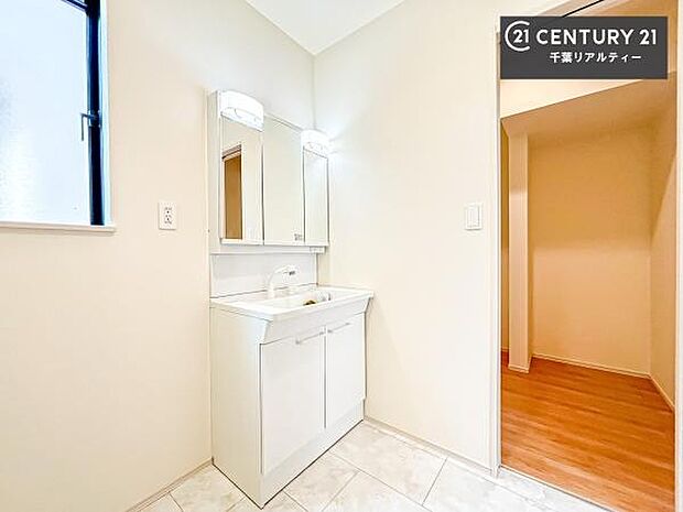 小窓付きの明るい洗面室です!湿気もすぐに入れ替えができて清潔に保つことができます!自然光が差し込むのでお化粧の仕上がりも良くなりますね!