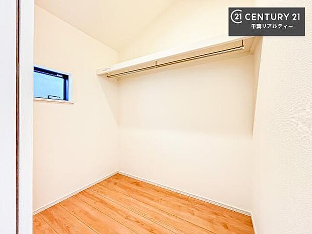 ウォークインクローゼット付きです。たくさんのお洋服などを収納しておけそうですね!他にも扇風機や加湿器など季節物の大きな家電も収納できます!