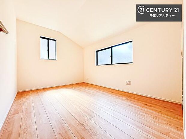 2面採光を確保した明るい室内は、風通しも良く、明るく大変居心地の良い空間となっております。リラックスして過ごせる心地の良いお部屋です!