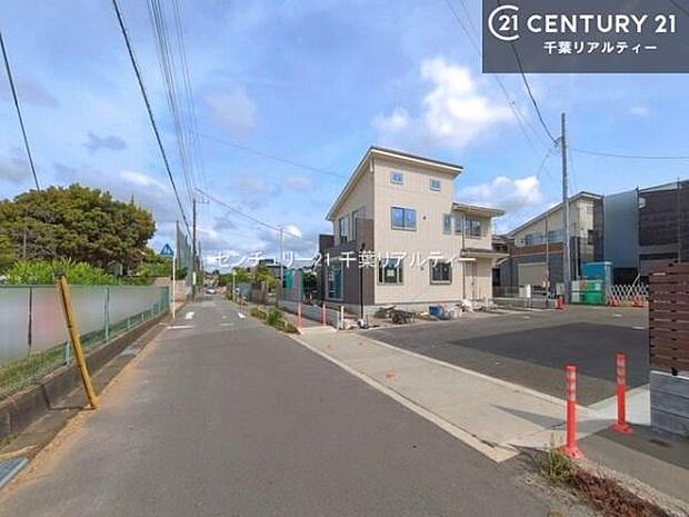 前面道路6.4m!陽当り良好な立地です。車庫入れが苦手な方も安心ですね。