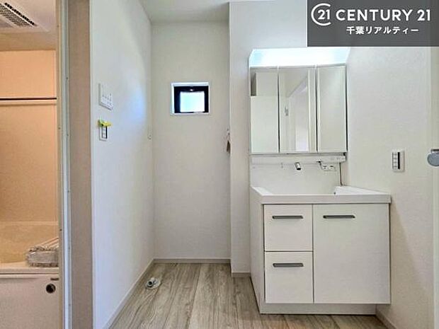 小窓付きの明るい洗面室です！湿気もすぐに入れ替えができて清潔に保つことができます！自然光が差し込むのでお化粧の仕上がりも良くなりますね！