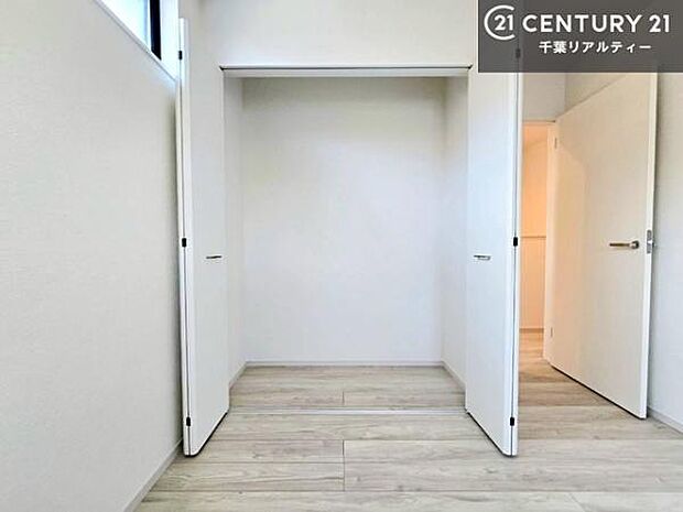 住空間をすっきり使うためには必須ポイントの収納スペースですよね。是非現地でご確認ください！