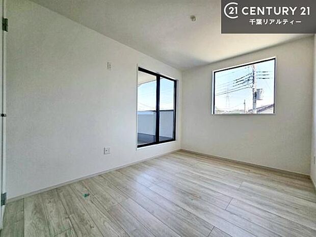 バルコニーに面している洋室です。明るく温もりがあり、換気もしっかりできます！