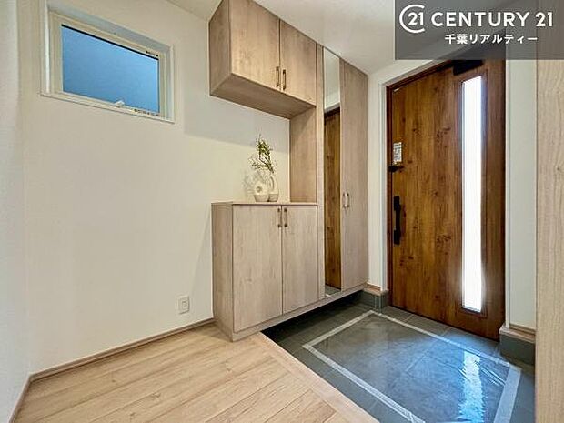 シューズボックス付きなので、玄関が片付きお掃除がしやすいです！スッキリした玄関で戸を開けた瞬間、清潔感のある心地いい空間が出迎えてくれます。