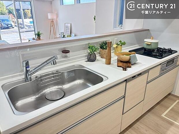 大人気の対面式システムキッチンを採用しています！ご家族のコミュニケーションが自然と増える設計です。お子様にも目が届くので嬉しいですね。広々使えて快適に作業が進みます。