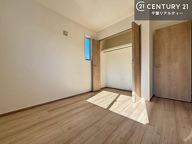 収納力のある洋室です。お部屋もすっきり広々と使えて気持ちが良いです！キレイな明るいお部屋で過ごすのは、更にのんびりゆっくりできますね！